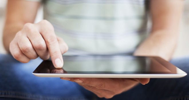 joven y tablet